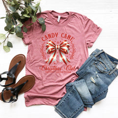 a t - shirt with a bow on it and a pair of jeans